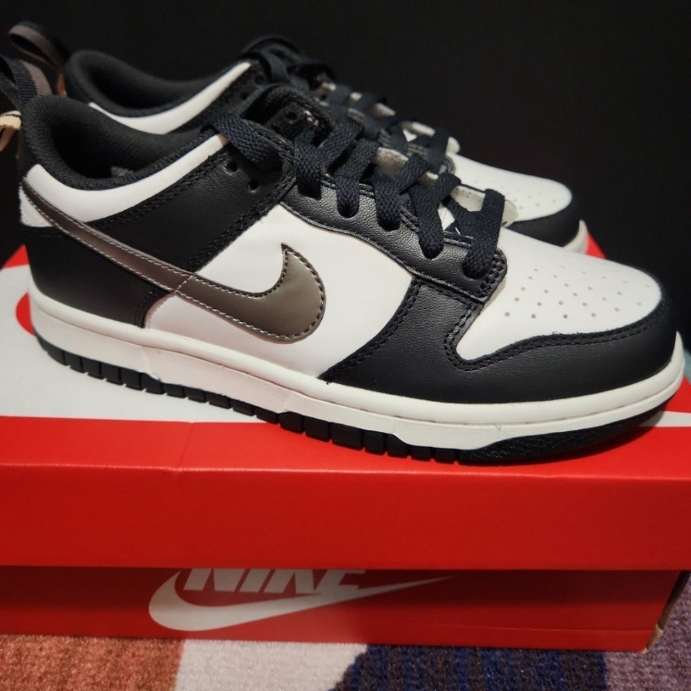 Nike Dunk Low Metallic Swoosh